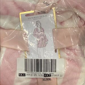 Victoria's Secret Pink and White Cozy Robe